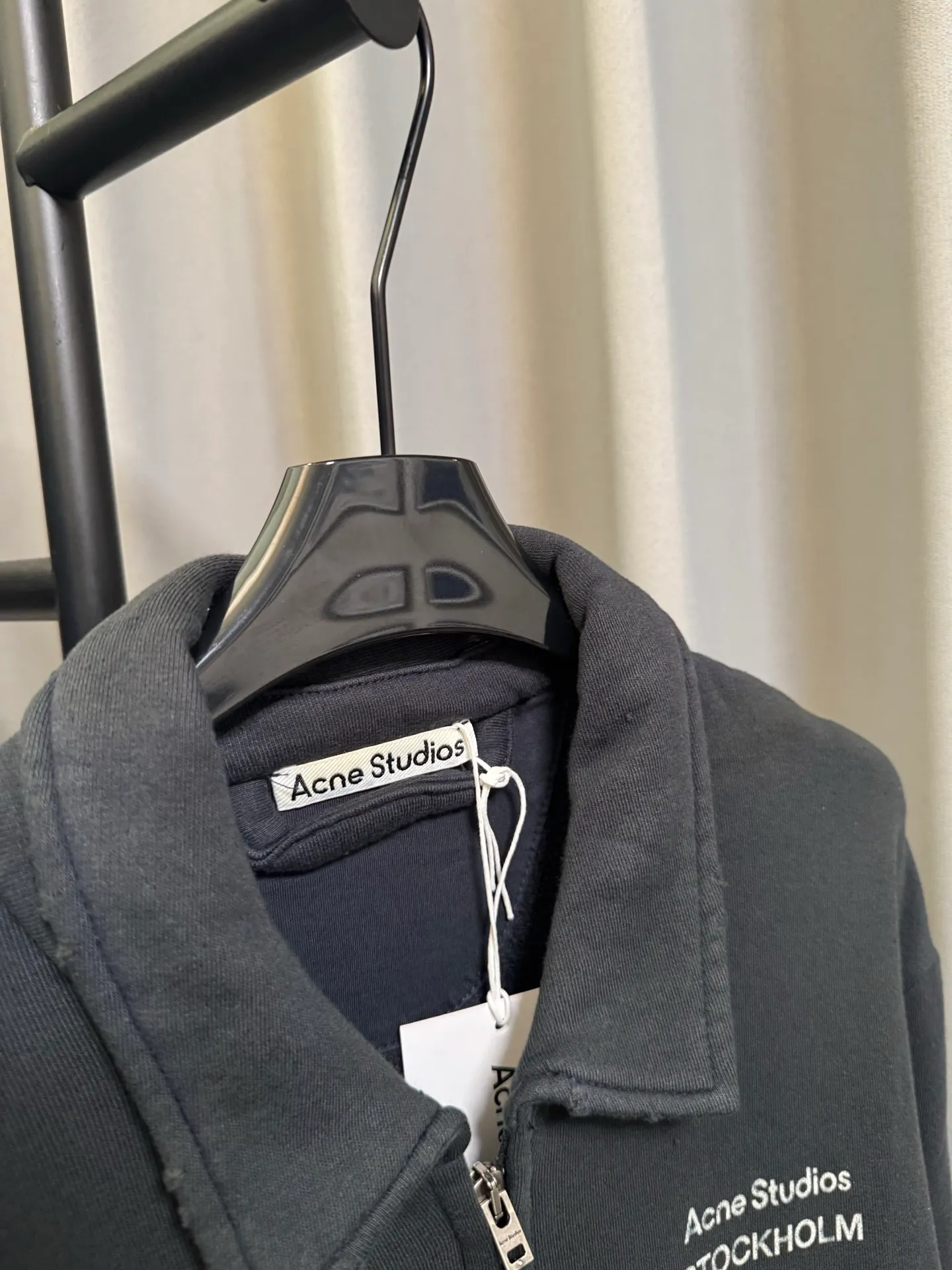 [Premium Replica] Acne 26FW Lapel Full-Zip Retro Washed Jacket (Black) Selected high-gram heavyweight ring-spun pure cotton large terry fabric, composed of 89 cotton and 11 linen. Consistent with the original version. After multiple enzyme stone grinding pre-washing and shaping, the cloth surface has a slightly distressed and brushed texture. It feels soft and waxy but not stiff, and it is not easy to pill or deform after long-term wear. Size：s/m/l/xl